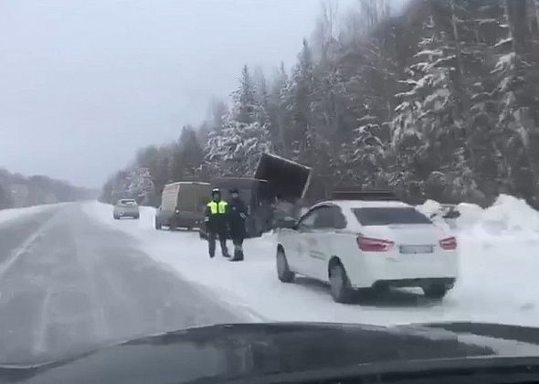 Между Лобвой и Новой Лялей две фуры угодили в кювет