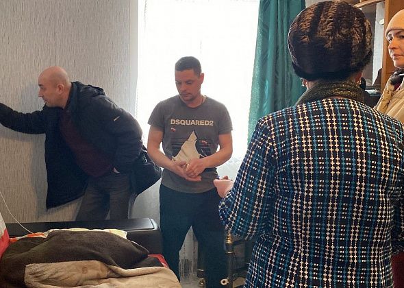В появлении плесени виноват жилец? Представитель Фонда жилстроительства посетил дом для детей-сирот в Серове