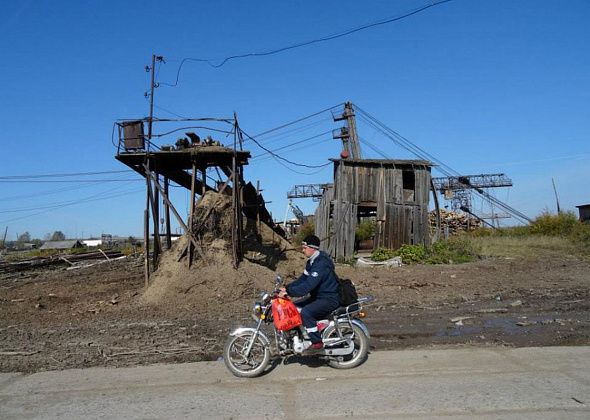 Источник: В Андриановичах, под Серовом, обрушилось старое здание. Под завалами, как минимум, один человек