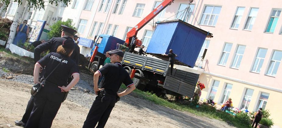 В присутствии полиции на площади Металлургов демонтировали киоски серовчанки Татьяны Борисовой