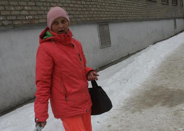 «Ну это же не дело...» Серовчанку возмущает состояние тротуаров – гололед и отсутствие посыпки