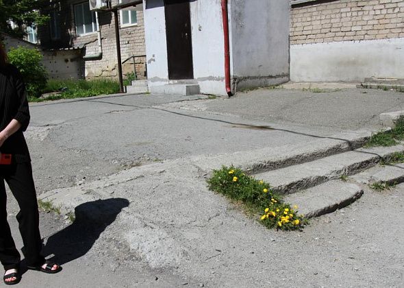 Власти отказались ремонтировать лестницу во дворе дома в Серове: «Если кто-то травмируется на этой лестнице, ответственной буду я?»