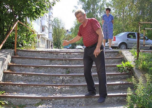 «А вдруг ножка у ребенка попадет и он ее сломает?». Серовчане просят мэрию отремонтировать разрушающуюся лестницу