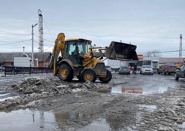 В Серове расчистили площадь железнодорожного вокзала от наледи
