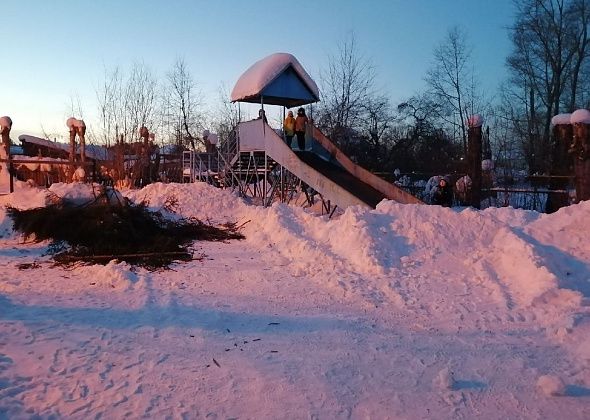 "Один большой сугроб". Серовчанка жалуется, что в поселке Металлургов детская площадка засыпана снегом