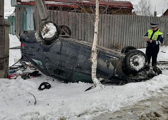 В Серове перевернулся легковой автомобиль. Пострадал пассажир. ГИБДД разыскивает водителя и очевидцев