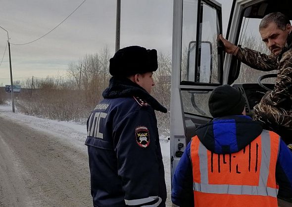 Госавтоинспекция Серова провела акцию у железнодорожного переезда