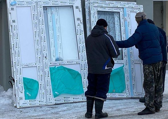Жители дома по улице Ленина добились установки пластиковых дверей