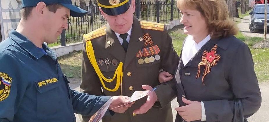 Серовчанам раздали памятки в пожароопасный период