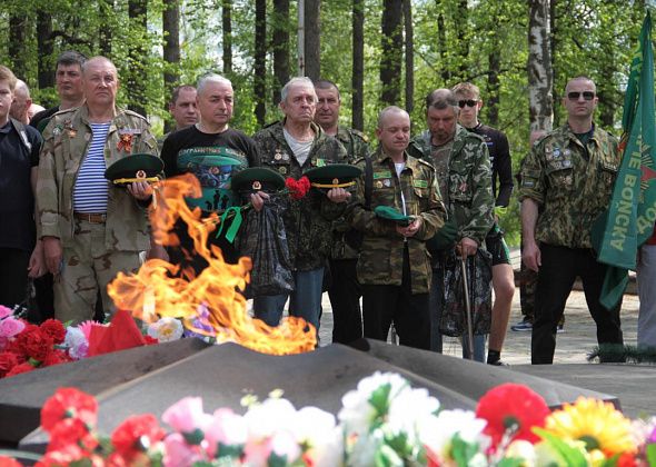 Пограничники Серова в свой профессиональный праздник возложили цветы к «Вечному огню»