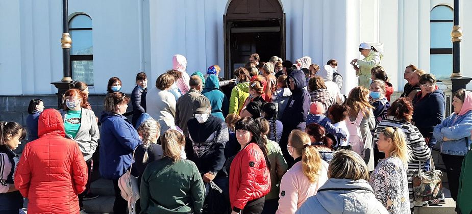  "Они делают большое дело". Серовская епархия вручила многодетным и нуждающимся семьям школьные наборы