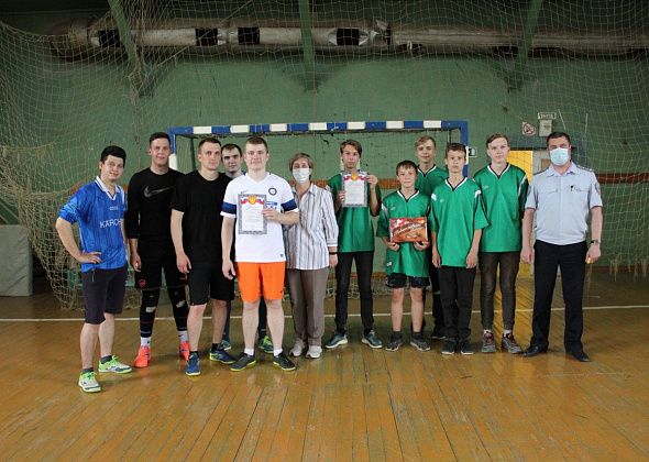 Серовские полицейские сыграли в футбол с восьмиклассниками