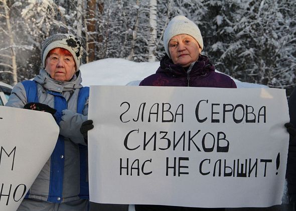 Садоводы Серова, недовольные отсутствием остановки у их садов, вышли на публичную акцию к трассе