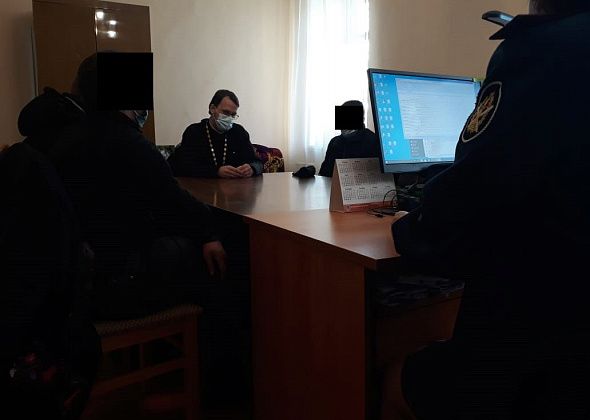 Сотрудники уголовно-исполнительной инспекции Серова организовали встречу осужденных со священником