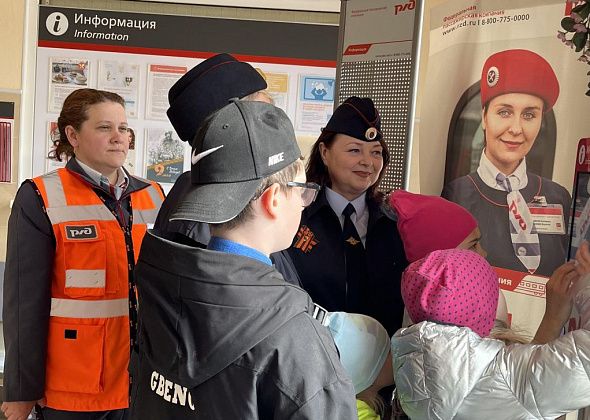 Транспортные полицейские Серова провели для ребят экскурсию и высадили с ними цветы на вокзале