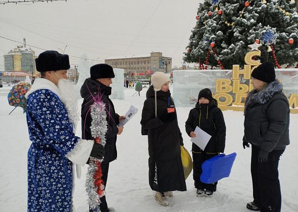 Дед Мороз и полиция пообщались с серовчанами в центральном зимнем городке