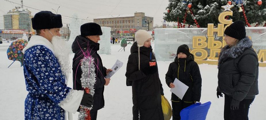 Дед Мороз и полиция пообщались с серовчанами в центральном зимнем городке