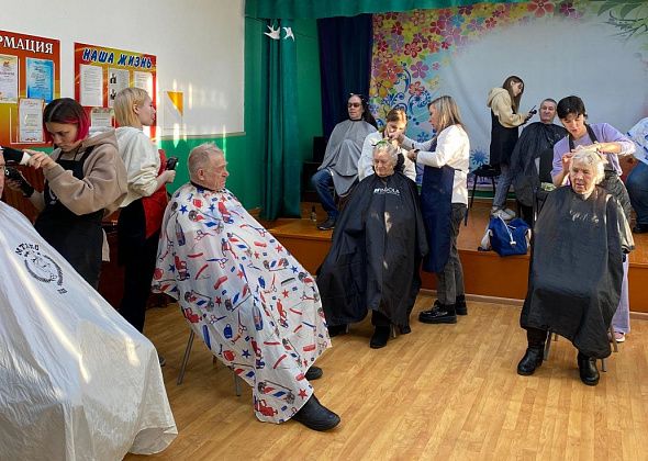 Студенты Серовского меттехникума бесплатно постригли членов общества слепых. В рамках акции "Красота спасет мир"