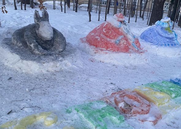 Накануне Нового года жители Вятчино создали свой зимний городок во дворе