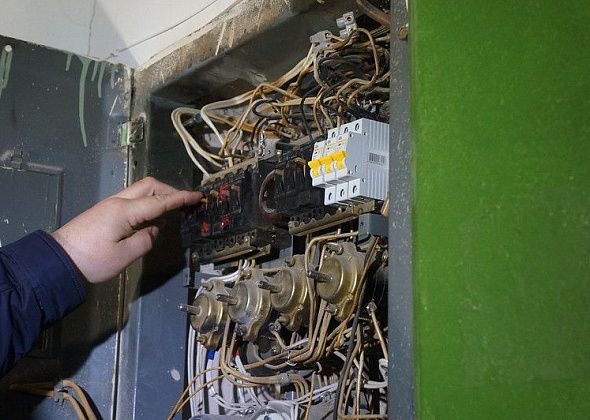 Половина дома на улице Паровозников в Серове сутки остается без света. Причина - вчерашний ураган