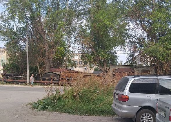 Жители дома по улице Луначарского - о "голой" теплотрассе: "Мы сейчас что, за отопление улицы платить должны?" 