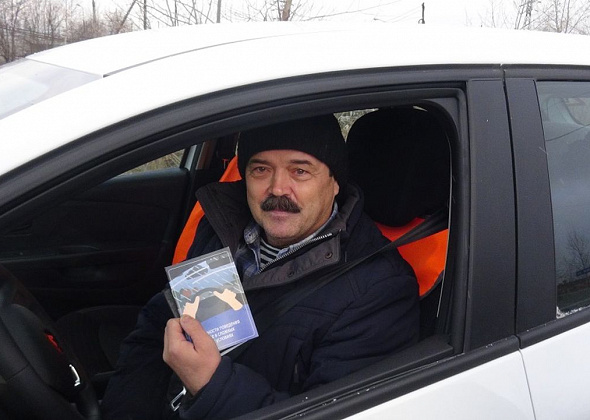 В связи с непогодой госавтоинспекторы Серова провели акцию «Будь внимателен – водитель!»