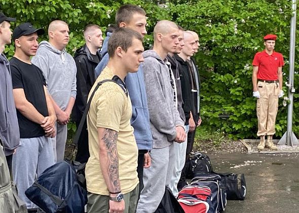 Из Серова на службу в армию отправилось 14 новобранцев