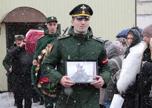 «Попал под дрон-камикадзе». Серовчане простились с погибшим на СВО полицейским в отставке Русланом Гафаровым