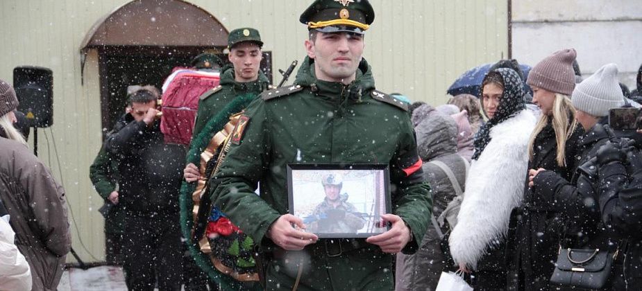 «Попал под дрон-камикадзе». Серовчане простились с погибшим на СВО полицейским в отставке Русланом Гафаровым