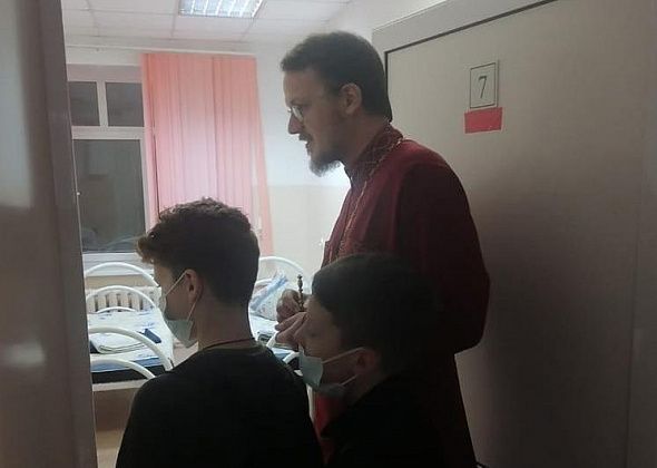 "Рождество - это радость". В Серове епархия сделала сладкие подарки пациентам больницы