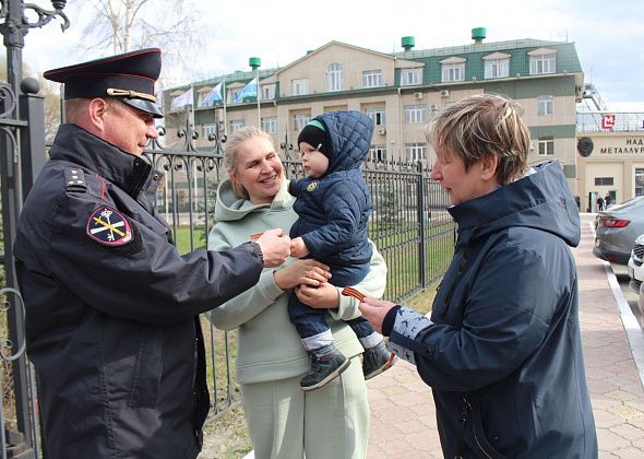 Полицейские раздавали на улицах Серова георгиевские ленты