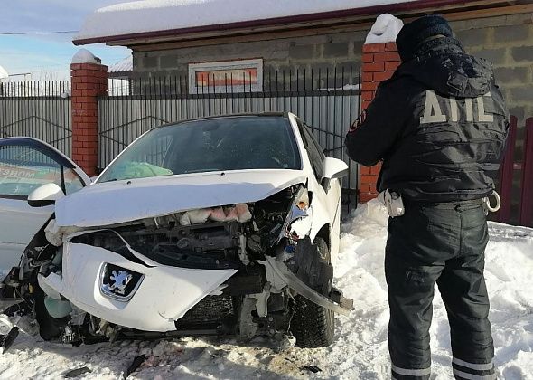 В Серове автоледи не справилась с управлением и въехала в забор и гаражный бокс