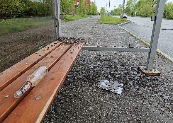 «За вандализм положена уголовная ответственность». В Серове разбили две антивандальные остановки