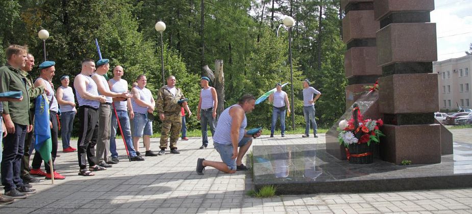 В День ВДВ серовские десантники возложили цветы к мемориалу погибшим в локальных войнах