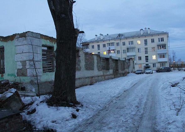 На месте здания бывшей коммунальной конторы на Сортировке построят магазин?