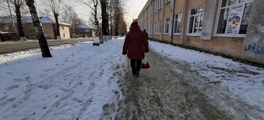 "На улицу выходить страшно". Серовчанка жалуется на гололед на тротуарах