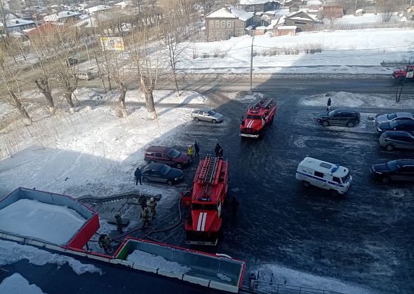 В Серове горел дебаркадер магазина «Пятерочка», расположенного на первом этаже девятиэтажки