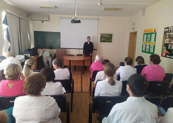 Полицейские рассказали сотрудникам поликлиник Серова об уловках мошенников