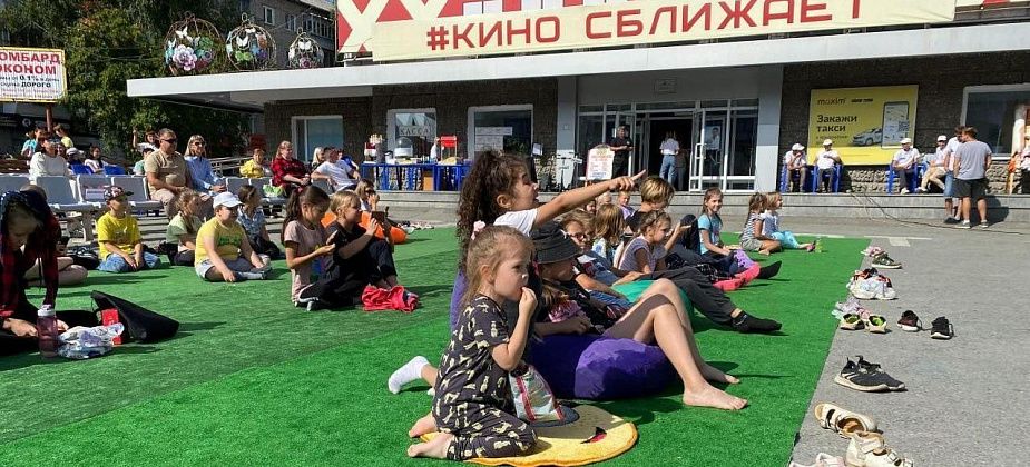 "Ночь кино" в Серове: дискотека под открытым небом, аниматоры и показ фильмов