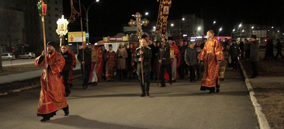 В Серове прошло ночное пасхальное богослужение и крестный ход