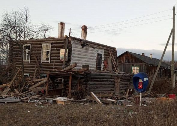 В поселке под Серовом сносят здание бывшей администрации