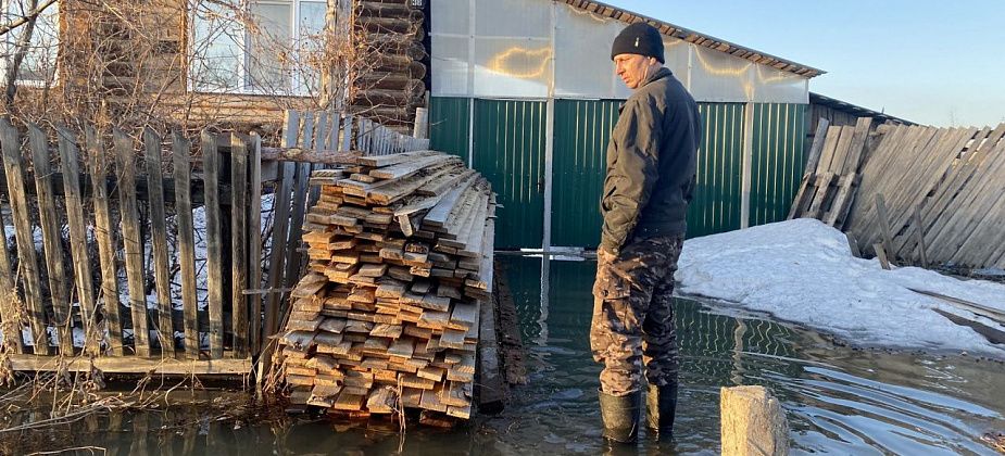 “Мы бы позвонили депутатам, но не знаем, к кому звонить”. Талыми водами затопило поселок Завокзальный