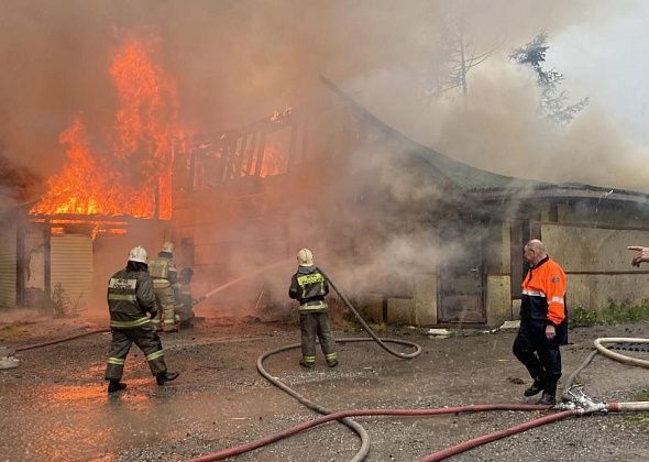 В Серове горел жилой дом. Очевидцы говорят - из-за молнии