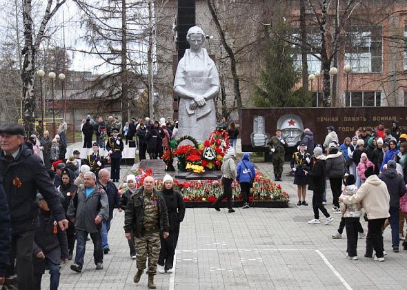 «Помнить, чтить и гордиться». Серовчане в День Победы возложили цветы к мемориалам