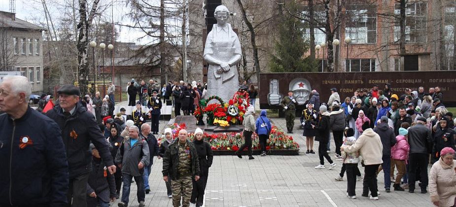 «Помнить, чтить и гордиться». Серовчане в День Победы возложили цветы к мемориалам