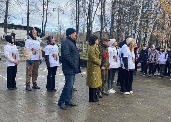 Серовчане запустили в небо белых журавликов