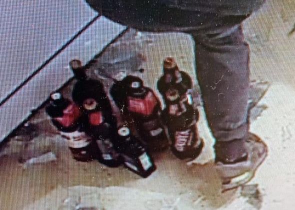 Серовчанин ночью камнем разбил дверь магазина и вынес алкоголь на 4 тысячи рублей. Мужчине грозит до 5 лет колонии
