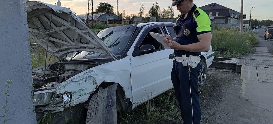 Бесправная автоледи въехала в столб на железнодорожном переезде в Серове и получила травмы