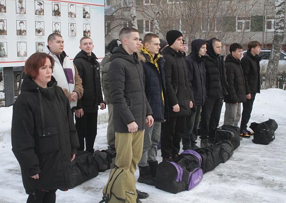 В Серове прошла отправка призывников в армию. Проводили 14 новобранцев