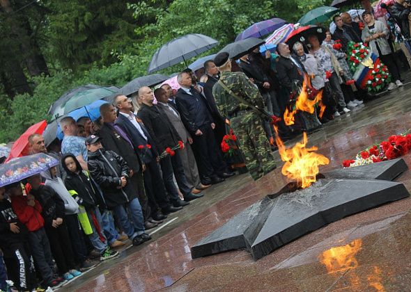 "Вспоминаем тех, кто погиб на полях сражений". В Серове прошел митинг, посвященный Дню памяти и скорби 